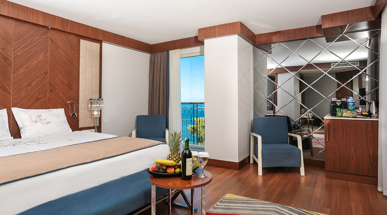 <p>Corner Suite</p>