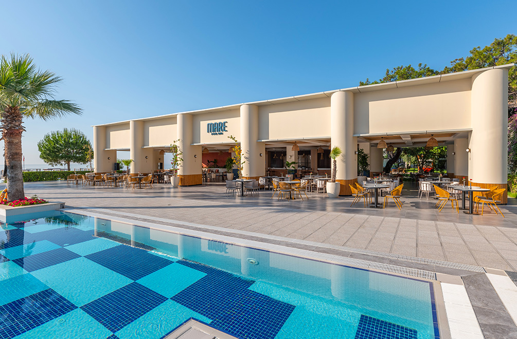 <p>Изысканный опыт Pool Bar между Таврскими горами и морем</p>