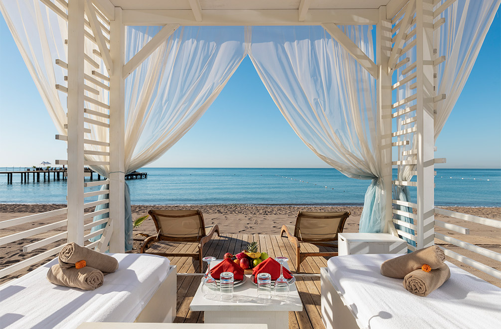 <p>160 metre uzunluğundaki sahil, ipeksi kumu ve Akdeniz’in berrak sularıyla huzurlu bir ortam sunar. Modern tasarımlı oturma alanları, gün boyu denizin ve güneşin tadını en doğal haliyle çıkarmaya yardımcı olur.</p>